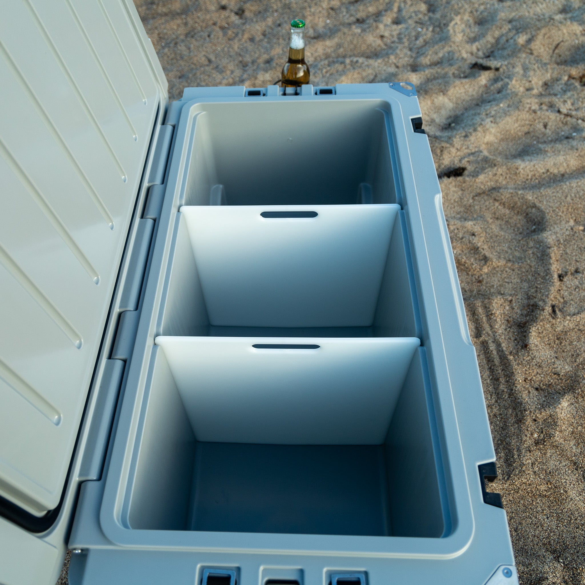 Chilly bin divider/chopping board